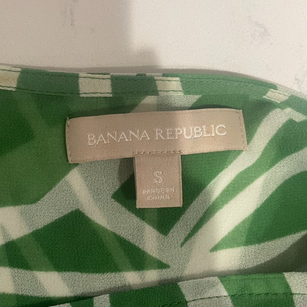 Banana Republic Merry Green Graphic‎ Top with V-Neck, Size Small - Picture 3 of 6